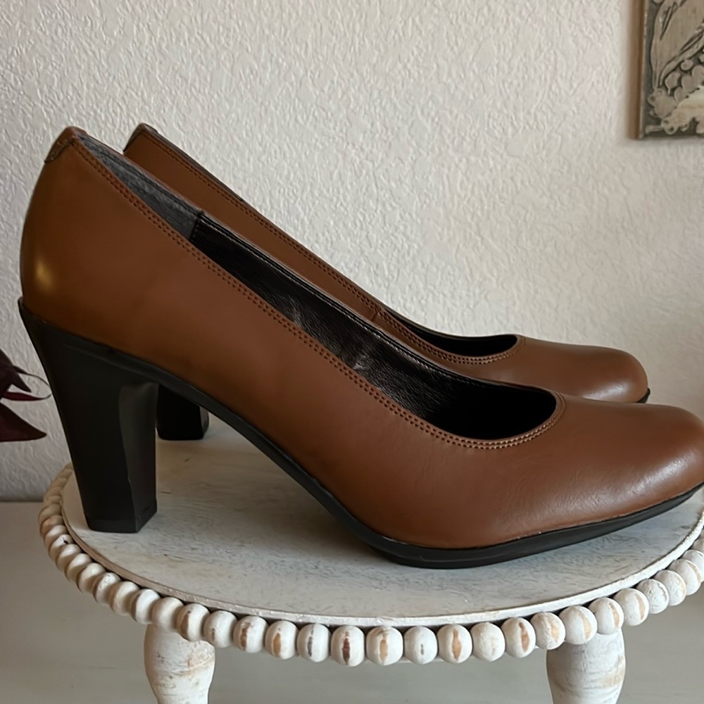 Mootsies Tootsies Cherise tan round toe pump size 10 NWT